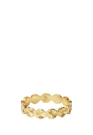 Bague en or avec des motifs en forme de fleur répartis uniformément formant une bande continue sur fond blanc.