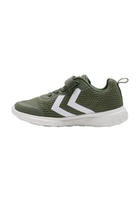 Grüner Sportschuh mit einem Mesh-Obermaterial, weißen Chevron-Akzenten, leichter Sohle, gepolstertem Kragen und einem Klettverschluss.