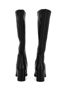 Stivali neri in pelle fino al ginocchio con finitura testurizzata, dotati di una cerniera posteriore e tacchi robusti. Progettati per una silhouette aderente.