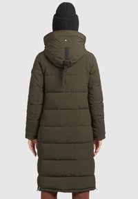 Lang olivengrøn pufferjakke med hætte, der har vandret quiltning, en justerbar rem bagpå og sidelommer med lynlås.