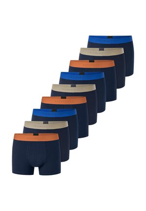 Ni par marineblå boksertrusser arrangeret i en diagonal række, hver med skiftevis orange, beige og blå taljebånd.