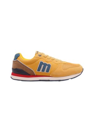 Zapatilla amarilla y marrón con logo azul "m" en el lateral, cordones beige, entresuela roja y blanca y suela exterior gris oscuro.
