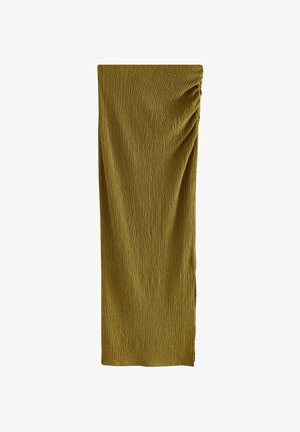 Jupe tricotée vert olive avec une surface texturée ; présente un drapé sur le côté pour plus de dimension et de fluidité.