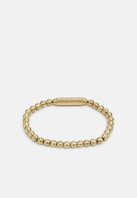 Pulsera de cuentas de oro que presenta cuentas metálicas redondeadas con un elemento de barra central texturizado. Acabado suave y mate, con un diseño elástico.