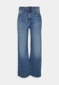 Jeans de pierna ancha en color azul, hechos de denim. Con un ligero desgastado y una cintura alta con cierre de botón. Presentan dos bolsillos frontales y una textura suave.