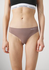 Calvin Klein Underwear THONG INVISIBLES 5 PACK - String - black/cavernstone/grysand/subd/cedar