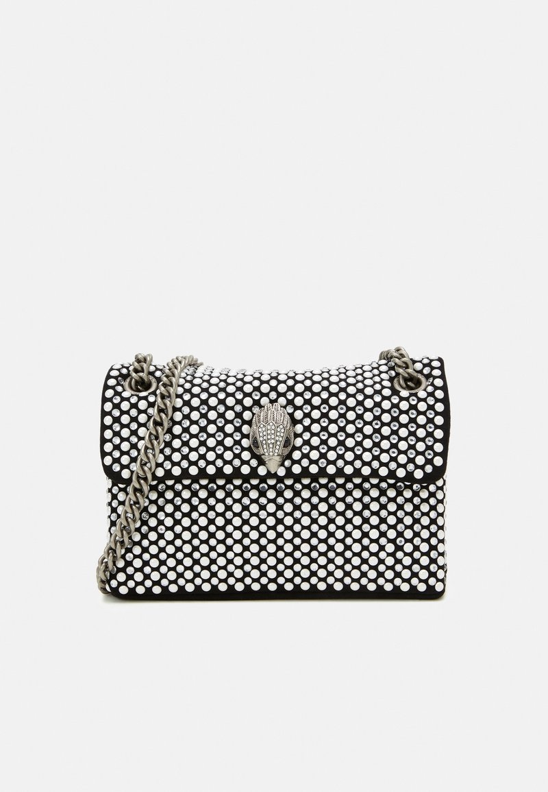 Borsa nera decorata con borchie color argento, dotata di tracolla a catena e chiusura con motivo decorativo a mano. Forma rettangolare, texture liscia.