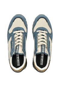 Sneakers con una toma blu in suede, rete beige, dettagli bianchi e una suola in gomma nera. Presentano lacci e dettagli del logo sulla linguetta.