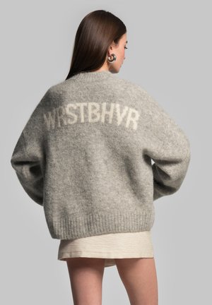 Gray knitted sweater with ribbed hem and cuff, featuring "WRSTBHYR" in light beige on the back. Soft texture and oversized fit.