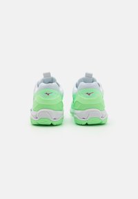 Chaussures de sport blanches et bleu clair avec une semelle et des accents verts. Présentent une tige en maille et une languette au niveau du talon. Marque minimaliste en rose.