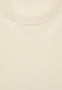 Sweter dziany w kolorze kremowym z prążkowanym okrągłym dekoltem i teksturowanym wzorem na powierzchni. Materiał wydaje się miękki i lekki.