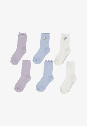 Zestaw sześciu prążkowanych skarpet w kolorach fioletowym, jasnoniebieskim i białym. Każda z nich ma ozdobną falbankę u góry i haftowane wzory.