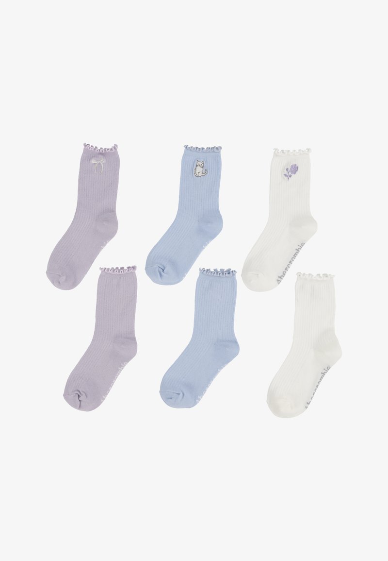 Σετ από έξι ριγωτές κάλτσες σε μωβ, ανοιχτό μπλε και λευκό. Καθεμία διαθέτει διακοσμητικό βολάν στην κορυφή και κεντητά σχέδια.