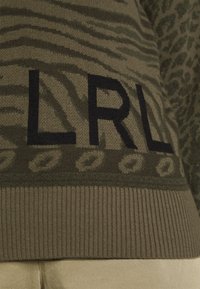 Maglione lavorato a maglia in verde oliva con un motivo a stampa animale testurizzato, orlo a coste e audace logo "LRL" in nero.