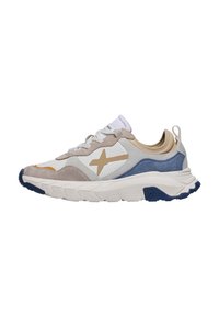 Sneakers con un mix di materiali beige, bianchi e blu, tra cui suede e mesh, con un logo a stella dorata in evidenza e una suola testurizzata.
