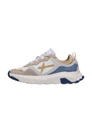 Sneaker mit einer Mischung aus beigen, weißen und blauen Materialien, darunter Wildleder und Mesh, mit einem auffälligen goldenen Stern-Logo und einer strukturierten Sohle.