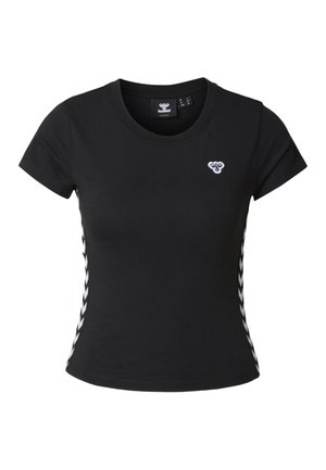 Zwart katoenen T-shirt met een ronde hals, korte mouwen en witte chevronstrepen aan de zijkanten. Heeft een klein logo op de borst.