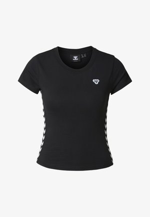 Camiseta de algodón negra con cuello redondo, mangas cortas y rayas de chevron blancas en los laterales. Presenta un pequeño logo en el pecho.