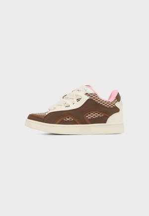 Χαμηλό sneaker με καφέ και κρεμ δέρμα, λευκά κορδόνια, ροζ εσωτερική επένδυση και διχτυωτές λεπτομέρειες σε λευκή σόλα σε μονόχρωμο φόντο.