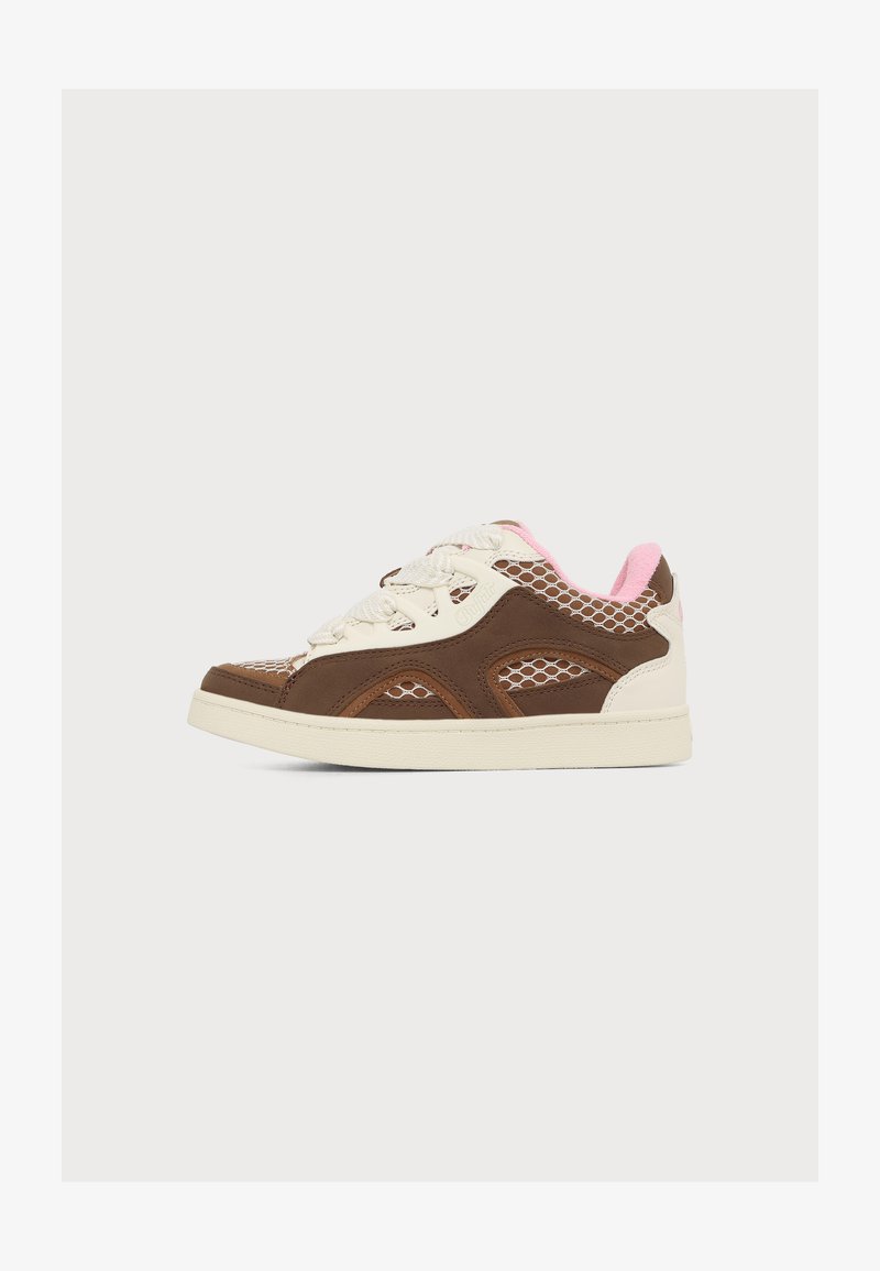 Χαμηλό sneaker με καφέ και κρεμ δέρμα, λευκά κορδόνια, ροζ εσωτερική επένδυση και διχτυωτές λεπτομέρειες σε λευκή σόλα σε μονόχρωμο φόντο.