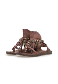 Brune læder sandaler med frynse detaljer, metal accenter, flad sål og åben tå design. Stropperne krydser hinanden for en sikker pasform.