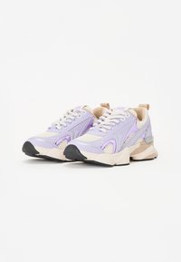 Sneakers atletici viola e crema con pannelli in rete, lacci bianchi e punta testurizzata. Accenti grigi notevoli sui lati e sul tallone.