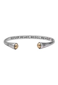 Bracelet en argent avec des accents dorés aux extrémités, arborant un texte gravé : "REFUSER, RÉSISTER, RÉBELLE, RÉVOLTER." Surface texturée avec des bords polis.