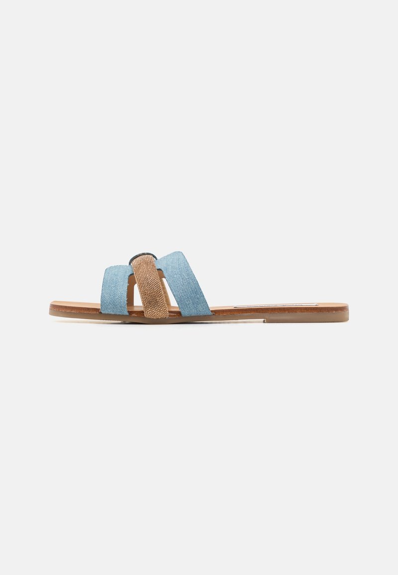 Sandales à slide en denim avec deux larges brides en tissu bleu et un accent central marron texturé, sur une semelle plate beige.
