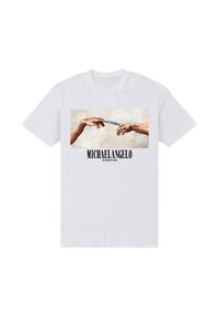 Bílé bavlněné tričko s potiskem dvou rukou, které se natahují k sobě, s nápisy „MICHELANGELO“ a „STVOŘENÍ ADAMA“ v černém textu.