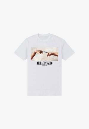 Hvid bomulds-T-shirt med et tryk af to hænder, der rækker mod hinanden, med teksten "MICHAELANGELO" og "SKABELSEN AF ADAM" i sort.
