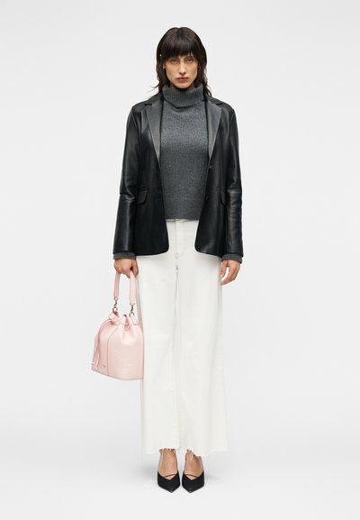 Μαύρο δερμάτινο σακάκι, γκρι ζιβάγκο, άσπρο παντελόνι με φαρδιά πόδια, ροζ τσάντα χειρός και μαύρα τακούνια. Ομαλές υφές με άνετη εφαρμογή.