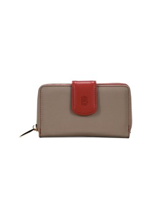 Cartera rectangular de color topo con cierre de botón a presión rojo que presenta un "B" en relieve y un zipper dorado en el lado izquierdo.