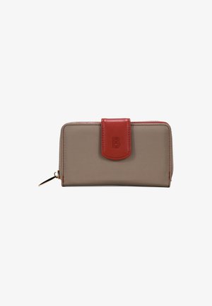Cartera rectangular de color topo con cierre de botón a presión rojo que presenta un "B" en relieve y un zipper dorado en el lado izquierdo.