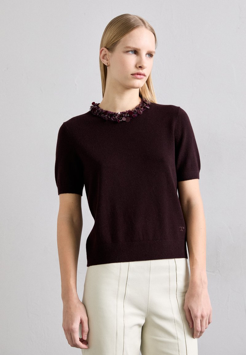 Tory Burch - SEQUIN SHORT SLEEVED  - T-Shirt print - dark berry, Vergrößern