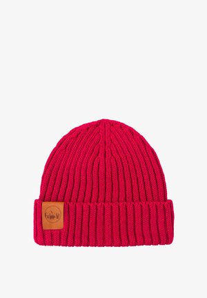 Czerwona dzianinowa czapka z prążkowaną fakturą, z podwiniętym mankietem i prostokątną skórzaną naszywką z logo. Miękki i elastyczny materiał.