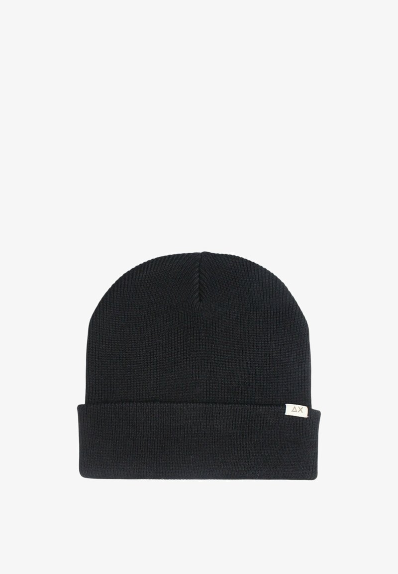 Berretto di maglia nero con risvolto, caratterizzato da un piccolo etichetta di marca sul lato. Il materiale sembra morbido e texture.