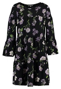 Czarna sukienka z długimi rękawami, ozdobiona kwiatowym wzorem w odcieniach fioletu i zieleni. Rękawy w falbanki oraz warstwowy krój nadają objętości i tekstury.