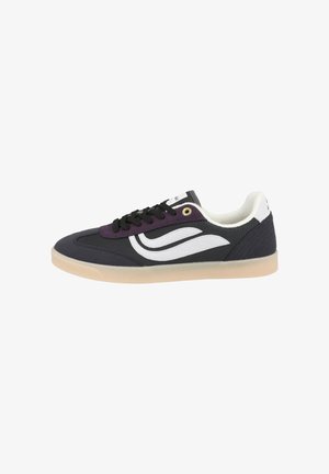 Sneaker in tela nera e viola con dettagli bianchi, punta rotonda, superficie testurizzata, lacci neri e suola in gomma di colore chiaro.