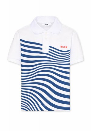 Polo bianca con fasce orizzontali ondulate blu sulla parte anteriore e logo rosso "MSGM" sul lato sinistro superiore del petto.