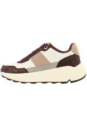 Niskie sneakersy z beżowymi, brązowymi i kremowymi panelami, grubą kremową podeszwą, sznurowaniem z przodu i logo "BJÖRN BORG" po boku.