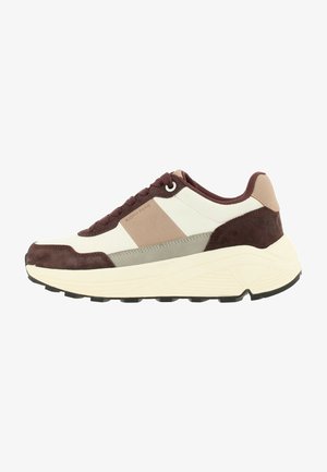 Niskie sneakersy z beżowymi, brązowymi i kremowymi panelami, grubą kremową podeszwą, sznurowaniem z przodu i logo "BJÖRN BORG" po boku.