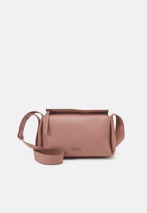 Borsa crossbody in pelle rosa con una texture liscia, forma rettangolare, una chiusura con zip e una tracolla con il logo Calvin Klein.