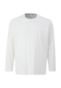 Langarm weißes T-Shirt aus Baumwolle mit Rundhalsausschnitt, das eine kleine Vordertasche und eine lockere Passform aufweist. Ganze glatte Textur.