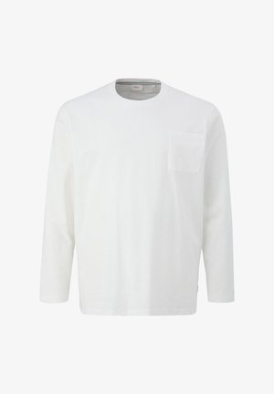 Langarm weißes T-Shirt aus Baumwolle mit Rundhalsausschnitt, das eine kleine Vordertasche und eine lockere Passform aufweist. Ganze glatte Textur.