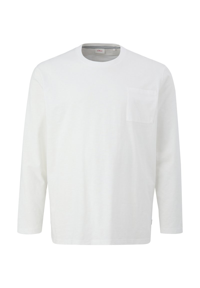 Langarm weißes T-Shirt aus Baumwolle mit Rundhalsausschnitt, das eine kleine Vordertasche und eine lockere Passform aufweist. Ganze glatte Textur.