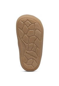 Taná gumová podrážka obuvi s texturovanými vzory pro přilnavost, kulatý tvar a vyražené logo "NATURINO" blíže k patě.