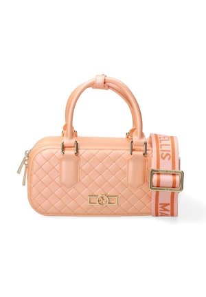 Kleine gesteppte pfirsichfarbene Handtasche mit gebogenen Griffen und abnehmbarem pfirsich- und orange gestreiftem Logo-Schulterriemen.
