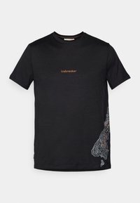 Zwart T-shirt met korte mouwen met het woord "icebreaker" in oranje op de borst en een witte topografische kaartontwerp op de rechteronderkant.