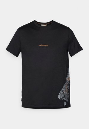 Svart t-shirt med kort ärm och "icebreaker"-text i orange på bröstet samt en vit topografisk karta-design på nedre högra sidan.