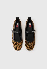 Scarpe ballerine con stampa leopardata, dotate di una fascia in pelle nera con fibbia. Design con punta quadrata, tomaia texture e fodera interna liscia.